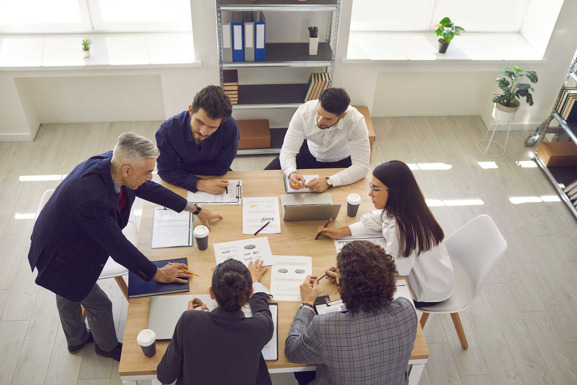 BITS ist Ihr IT-Dienstleister für IT-Projektmanagement und strategische IT-Beratung, IT-Meeting am Besprechungstisch