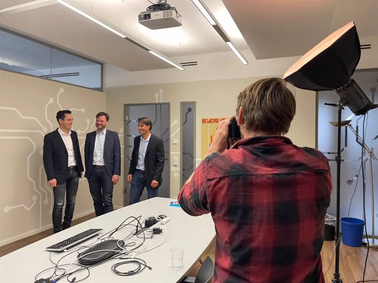 BITS im Blitzlichtgewitter: Fotoshooting im Büro in der Welfenstraße